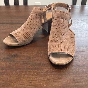 Franco Sarto neutral tan suede peep toe heels size 9.5